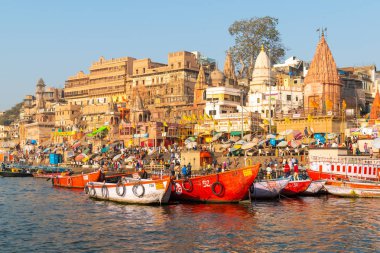 Varanasi, Hindistan, 23 Mart 2019 - Varanasi Ganj nehir ghat antik şehir mimarisi ile erken güzel gündoğumu sırasında bir tekne