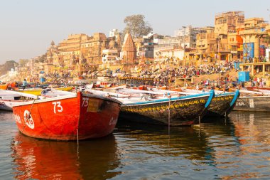Varanasi, Hindistan, 23 Mart 2019 - Varanasi Ganj nehir ghat antik şehir mimarisi ile erken güzel gündoğumu sırasında bir tekne