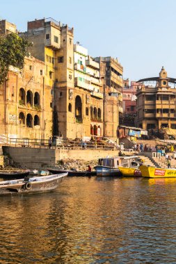 Antik mimariile Varanasi şehir, gün doğumunda Varanasi Hindistan'da kutsal ghats görünümü