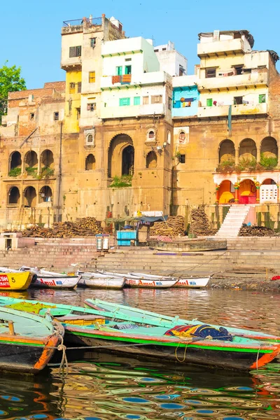 Varanasi város az ókori építészet, kilátás a Szent Ghatok a Varanasi India napkelte — Stock Fotó