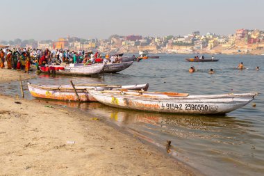 Varanasi, Hindistan, 27 Mar 2019 - Dashaswamedh Ganj nehir ghat Varanasi alacakaranlıkta turistler tekne sürmek zevk