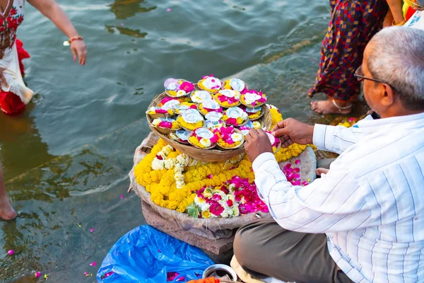 Varanasi, India, 27 mar 2019 - Hombre indio vendiendo artículos de flores de pooja para la ofrenda — Foto de Stock