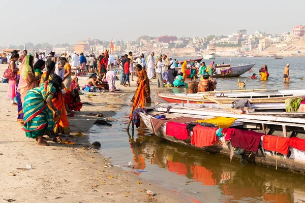 Varanasi, India, 27 Mar 2019-Dashaswamedh Ganges rivier Ghat Varanasi in schemering met toeristen genieten van varen ritten — Stockfoto