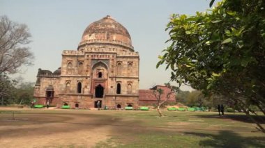 Sheesh Gumbad - Lodhi bahçenin son soydan mezar - bu Delhi Lodi Gardens şehir parkı, Hindistan, 4k görüntüleri video yer almaktadır