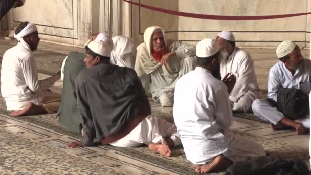 Eski Delhi, Hindistan, 29 Mar 2019 - Kimliği belirsiz bir Müslüman erkek Eski Delhi Jama Mescidi Camii'nde dua, 4k görüntüleri video — Stok video