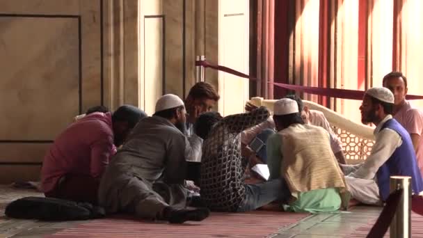 OLD DELHI, INDIA, 29 MAR 2019 - An unidentified muslim men prays in Jama Masjid Mosque in Old Delhi, 4k footage video — Stock Video