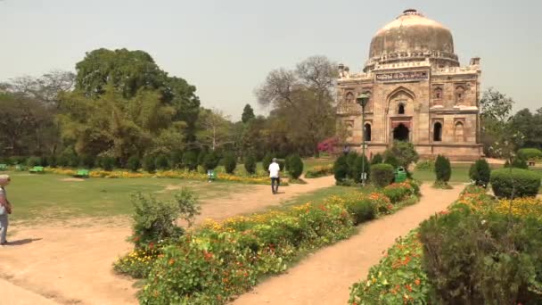 Sheesh Gumbad-graftombe uit de laatste afstamming van de lodhi Garden-het is gelegen in Lodi Gardens City Park in Delhi, India, 4k footage video — Stockvideo