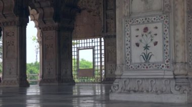 Yeni Delhi, Hindistan, 4k görüntüleri video Kırmızı Fort içinde binaların biri sütunların detay