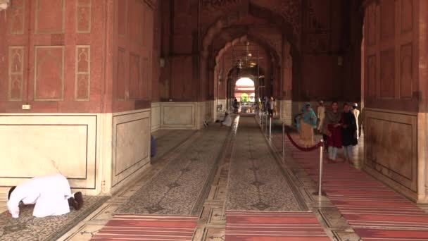 Old Delhi, India, 29 mrt 2019-een ongeïdentificeerde Moslim mannen bidt in Jama Masjid moskee in Old Delhi, 4k footage video — Stockvideo