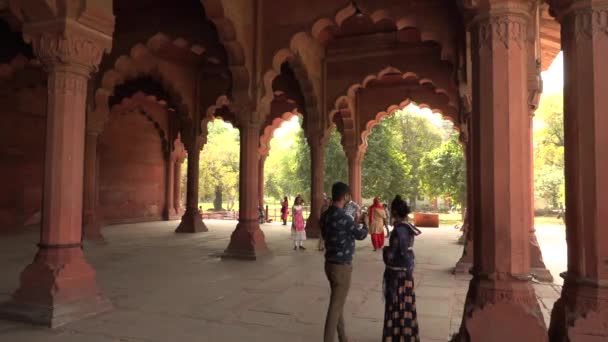 Delhi, India, 29 MAR 2019 - Interiores del Fuerte Rojo en Delhi, India, Fort fue la residencia del emperador mogol, video de imágenes 4k — Vídeo de stock