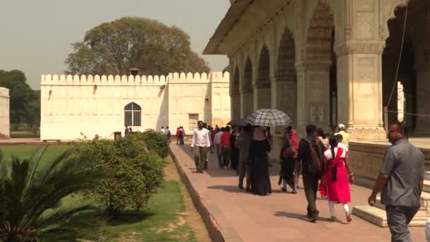 Yeni Delhi, Hindistan, Mar 30 2019-turistler Divan-ı-Khas ve Khas mahal, Red Fort kompleksi, eski Delhi, Delhi, Hindistan etrafında yürüyüş — Stok video