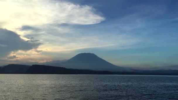 Vista dalla barca alla tempesta sotto il Monte Agung, Bali, Indonesia, video 4k — Video Stock