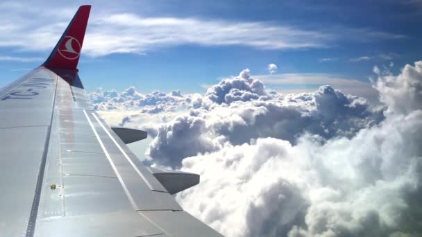 Ευρώπη, 20 Μαρ 2019-η πτέρυγα της τουρκικής Airlines αεροπλάνο στα όμορφα σύννεφα, βίντεο 4K φιλμ — Αρχείο Βίντεο