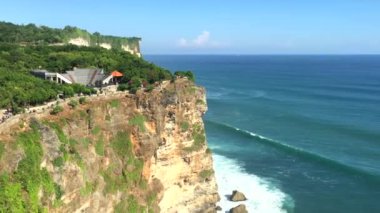 Bali'deki Ulu Watu Tapınağı'ndan kayalıkların manzarası. Endonezya, 4k görüntüleri video