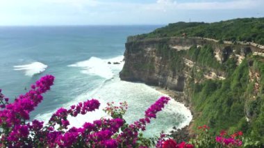 Bali'deki Ulu Watu Tapınağı'ndan kayalıkların manzarası. Endonezya, 4k görüntüleri video