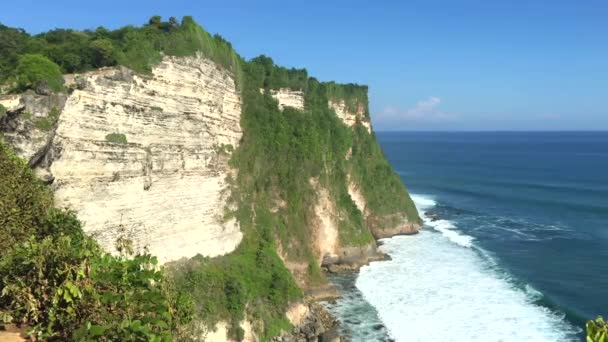 Vistas panorámicas de los acantilados desde el Templo Ulu Watu en Bali. Indonesia, 4k metraje de vídeo — Vídeo de stock