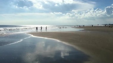 Bali denizde yansıması ile Güzel Kuta plaj, Endonezya, 4k görüntüleri video