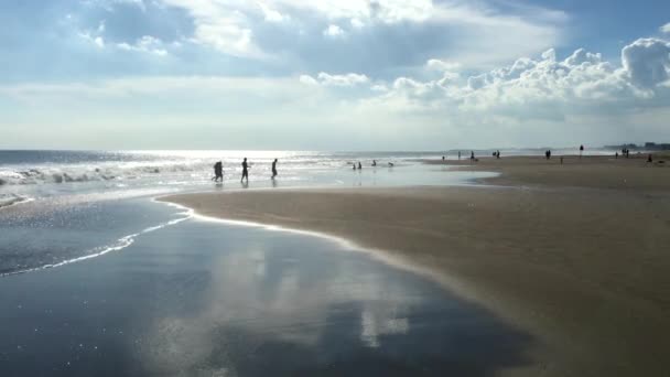 Wunderschöner kuta-strand mit spiegelung im meer in bali, indonesien, 4k video — Stockvideo