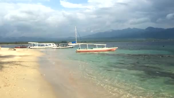 Biała piaszczysta plaża z błękitnym niebem i wyspą Lombok na tle, Gili Trawangan, Indonezja, materiał wideo 4k — Wideo stockowe
