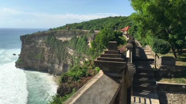 Pemandangan indah di atas tebing dari Kuil Ulu Watu di Bali. Indonesia, video 4k — Stok Video