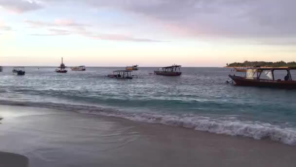 Boote am Strand von Gili Trawangan in Indonesien bei Sonnenuntergang, 4k Filmvideo — Stockvideo