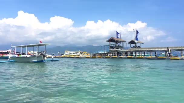 海滩由公共港口或港口在吉利特拉旺甘，党岛，在印度尼西亚，4k镜头视频 — 图库视频影像