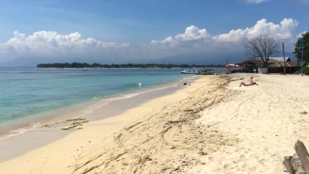 Bílá písečná pláž s modrou oblohou a Lombok ostrov na pozadí, Gili Trawangan, Indonésie, 4k video — Stock video