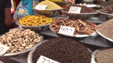 Khari Baoli, Eski Delhi Asya'nın en büyük toptan baharat pazarı, Hindistan, 4k görüntüleri video