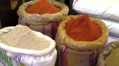Khari Baoli, Eski Delhi Asya'nın en büyük toptan baharat pazarı, Hindistan, 4k görüntüleri video