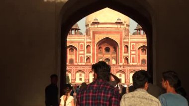 Delhi, Hindistan, 29 Mart 2019 - Hümayunlar türbesi Delhi'de Babür İmparatoru Hümayun'un mezarıdır, Hindistan, 4k görüntüleri video