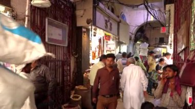 Delhi, Hindistan, 29 Mar 2019 - Bir satıcı sokakta baharat pazarında geleneksel hint baharat görüntülenen, 4k görüntüleri video