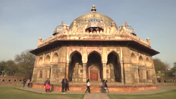 Delhi, Indien, 29 mars, 2019-Humayuns grav är grav Mughal kejsaren Humayun i Delhi, Indien, 4K film video — Stockvideo