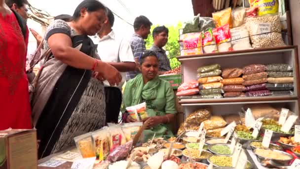 Delhi, Inde, 29 MAR 2019 - Un vendeur a exposé les épices indiennes traditionnelles dans le marché aux épices dans la rue, vidéo 4k — Video