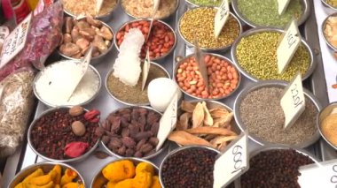 Khari Baoli, Eski Delhi Asya'nın en büyük toptan baharat pazarı, Hindistan, 4k görüntüleri video