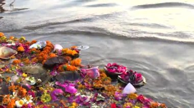 Varanasi Ganga Nehri teklifleri ve çiçeklerden Çöp, 4k görüntüleri video