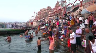 Hindistan, Varanasi, Ganga, 15 Mar 2019 - Hindu hacılar Varanasi gün doğumu sırasında kutsal Ganj nehri kıyısında dua sunuyoruz, 4k görüntüleri video