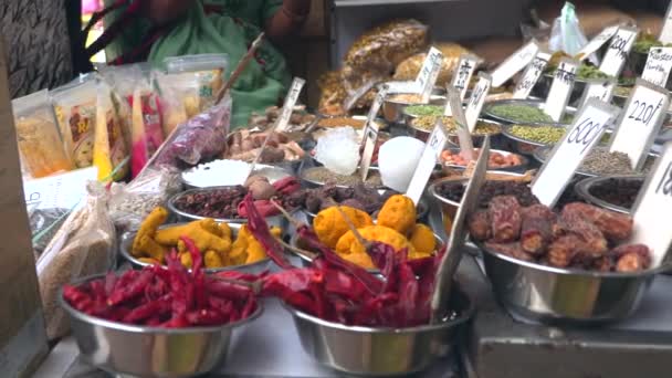 Khari Baoli, o maior mercado de especiarias por atacado na Ásia em Old Delhi, Índia, vídeo de filmagem 4k — Vídeo de Stock