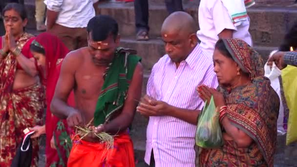 Indien, Varanasi, Ganga, 15. März 2019 - hinduistische Pilger beten am Ufer des heiligen Ganges während des Sonnenaufgangs in Varanasi, 4k Filmvideo — Stockvideo