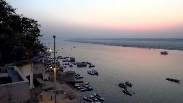 バラナシ、インドの日の出前のガンガ川のパノラマビュー、4k映像ビデオ — ストック動画