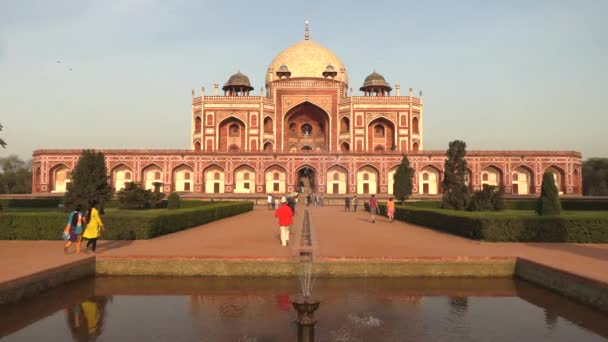 Delhi, Indien, 29 mars, 2019-Humayuns grav är grav Mughal kejsaren Humayun i Delhi, Indien, 4K film video — Stockvideo