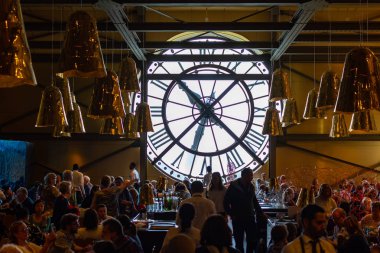 Paris, Fransa, 15 My 2019 - Museum Orsay restoranda büyük bir saat, Paris, Fransa