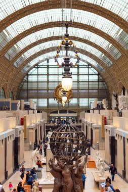 Paris, Fransa, 15 Mayıs 2019 - Paris'teki Orsay Müzesi'nin Musee d Orsay'daki ziyaretçilerle iç görünümü