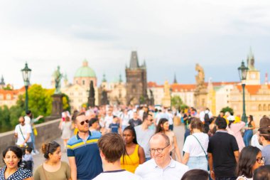 Prag, Çek Cumhuriyeti, 20 Haziran 2019 - Ünlü Charles Köprüsü Prag'da fırtına öncesi kalabalık la