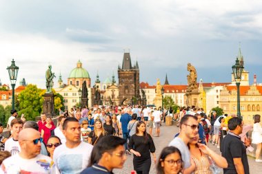 Prag, Çek Cumhuriyeti, 20 Haziran 2019 - Ünlü Charles Köprüsü Prag'da fırtına öncesi kalabalık la