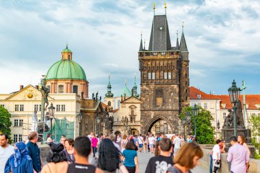 Prag, Çek Cumhuriyeti, 20 Haziran 2019 - Ünlü Charles Köprüsü Prag'da fırtına öncesi kalabalık la