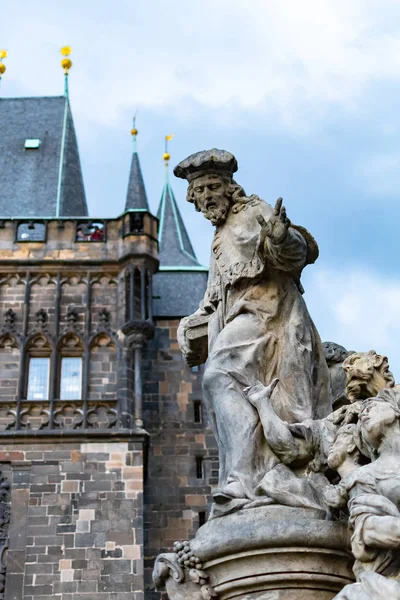 Barokní sochy na Karlově mostě, Praha, Česká republika — Stock fotografie
