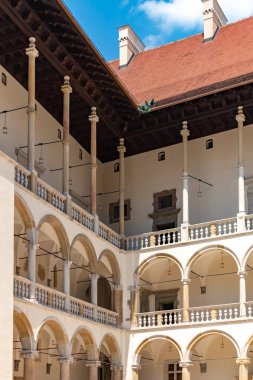 Krakow, Polonya, 10 Mayıs 2019 - Wawel, Krakow, Polonya şatosunda saray sütunları ile güzel duvarların görünümü