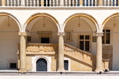 Krakow, Polonya, 10 Mayıs 2019 - Wawel, Krakow, Polonya şatosunda saray sütunları ile güzel duvarların görünümü