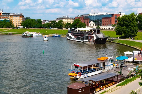 Cracovia, Polonia, 10 de mayo de 2019 - Pintoresco paisaje en la costa del río Wisla con barcos, Cracovia, Polonia —  Fotos de Stock