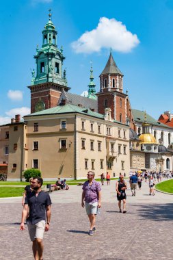 Krakow, Polonya, 10 Mayıs 2019 - Bahçeler ve katedral, Krakow, Polonya ile bir Wawel kale manzarası